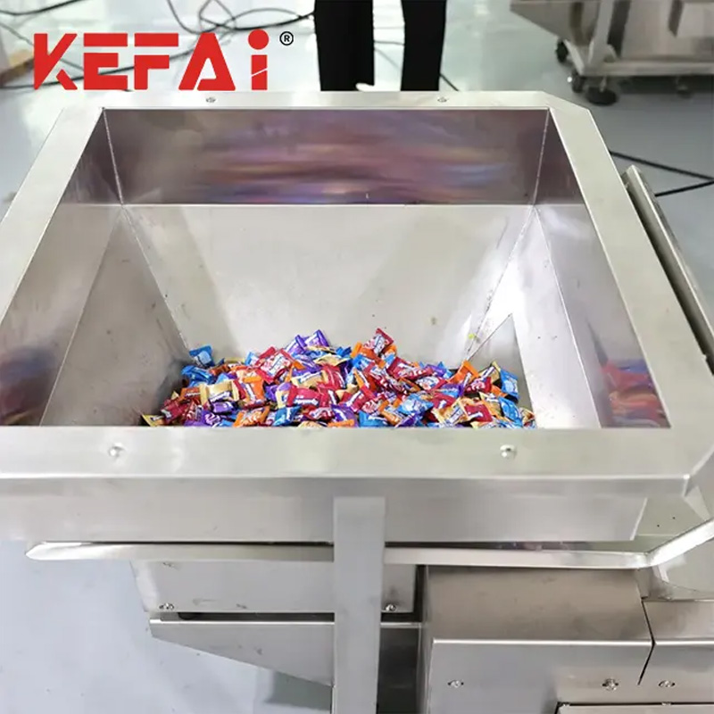 Detaliu mașină de ambalat bomboane KEFAI 2